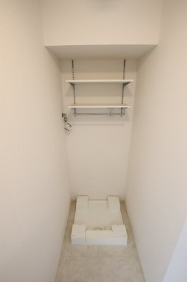 【設備】 | ファミーユ深井 | 室内洗濯機置き場