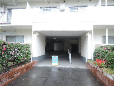 【エントランス】 | 保土ヶ谷ファミールハイツ3号棟 | JR横須賀線「保土ヶ谷」駅徒歩18分又はバス10分「瀬戸ヶ谷小学校」停歩2分。