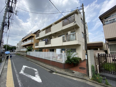 【外観】 | 妙蓮寺第2キャッスル美研 | 天井面は無骨な「あらわし」モルタル施工を基調とした男性にお勧めの物件です。
収納力のあるWICやワークスペースがございます。