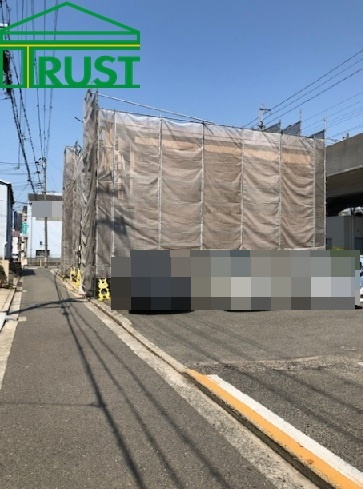 明石市天文町新築戸建てA棟の外観|南側道路東側からの写真です、物件の隣地が駐車場ですので日当り通風良好です、詳細はキダ迄090-9277-1762お気軽にどうぞ。