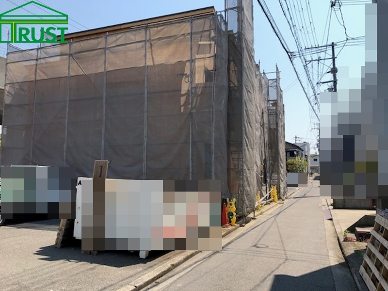 明石市天文町新築戸建てA棟の外観|南側道路西側からの写真です、こちらも隣地が駐車場なので日当り通風良好です、詳細はキダ迄090-9277-1762お気軽にどうぞ。