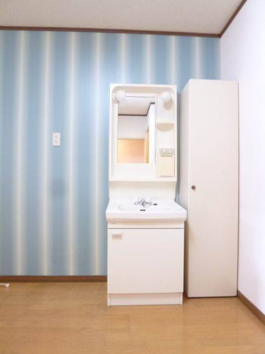 ライフコート御井【キャッシュバック対象物件】の独立洗面台|独立洗面台、小物を置くことができて便利です