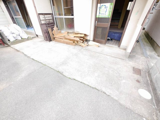 魚住町清水戸建の駐車場