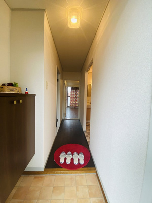 【展望】 | アベニュー白鳥B | 玄関から室内への景観です！右手に洗面所、左手に洋室6帖のお部屋があります★