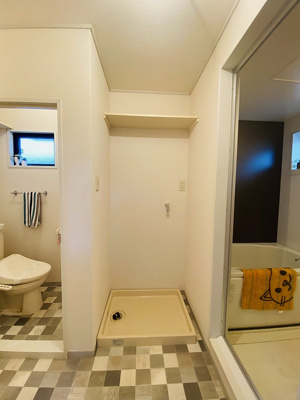 【展望】 | アベニュー白鳥B | 洗面所にある室内洗濯機置き場です♪防水パンが付いているので万が一の漏水にも安心です！上部には便利な収納棚付き♪