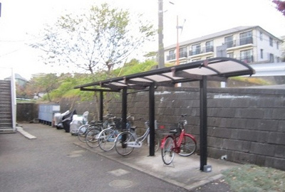 【その他共用部分】 | アベニュー白鳥B | 屋根付きの駐輪場で雨が降っても大切な自転車が濡れなくてすみますね♪荷物が重いときに自転車があれば助かりますね！