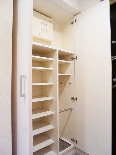 COMFORIA上野広小路の玄関|収納豊富なトールタイプのシューズＢＯＸです