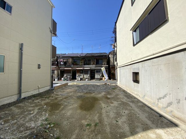 グラッド・タウン美田町の前面道路含む現地写真|■東側も駐車場で前面、後面ともに日当たり良好♪♪