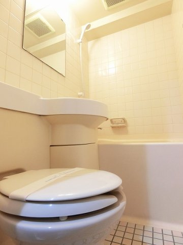 【トイレ】 | アネックス小嶋 | バスルームにあるトイレです！水廻りのお掃除が一気にできちゃいますね☆
