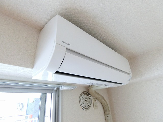 【設備】 | アネックス小嶋 | 洋室4.4帖のお部屋にあるエアコンです！ムシ暑い夏も肌寒い冬も快適に過ごせますね♪