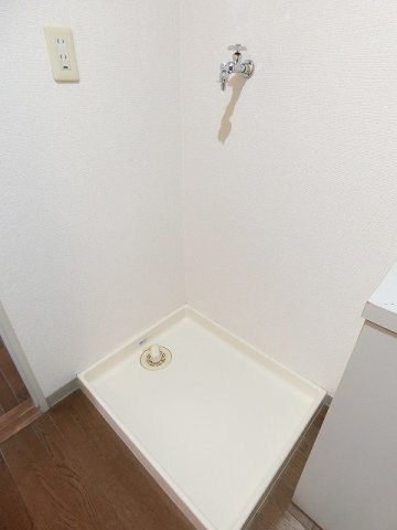 【設備】 | アネックス小嶋 | 玄関横にある室内洗濯機置き場です♪防水パンが付いているので万が一の漏水にも安心です！室内に置けるので洗濯機が傷みにくい☆