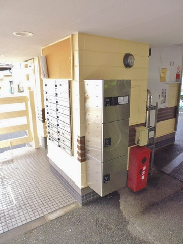 【エントランス】 | アネックス小嶋 | 共用エントランスには宅配BOXがあるので荷物の受け取りもスムーズに♪再配達の手間がかからないのが魅力♪
