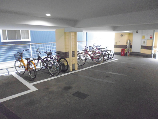 【その他共用部分】 | アネックス小嶋 | 屋内駐輪場で雨が降っても大切な自転車が濡れなくてすみますね♪荷物が重いときに自転車があれば助かりますね！