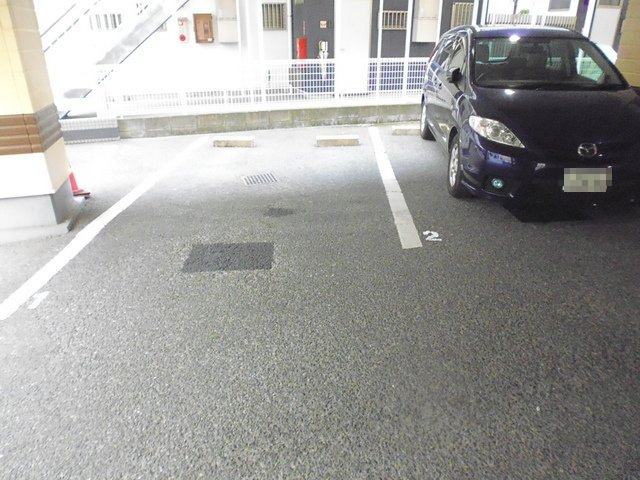 【駐車場】 | アネックス小嶋 | いつでも目の届く敷地内に駐車場があります♪屋内なので、雨の時の乗り降りもらくらく♪
