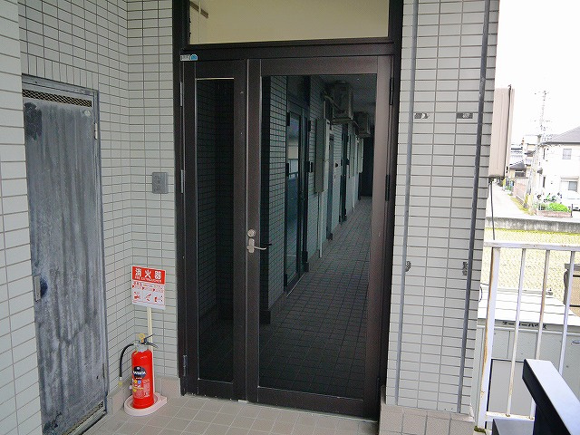 日吉丸産業ビルのエントランス