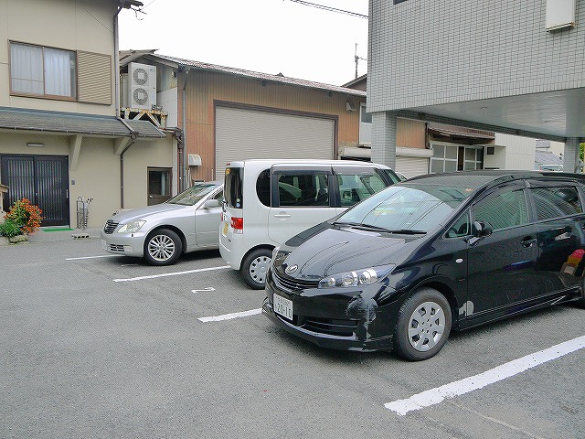日吉丸産業ビルの駐車場