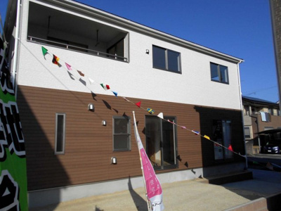 【外観】 | 新築　加須市　花崎2丁目　全4棟　2号棟　 | 外観は落ち着いています。・花崎駅徒歩10分・駐車場2台・南向き庭107.73付き・4ＳLDKとｲﾝﾅｰバルコニー・花崎北小・加須東中・新型コロナの影響につき、お電話下さい。