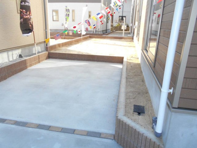 【駐車場】 | 新築　加須市　花崎2丁目　全4棟　2号棟　 | 駐車場の用意があります。・花崎駅徒歩10分・駐車場2台・南向き庭付き・4ＳLDKとｲﾝﾅｰバルコニー・花崎北小・加須東中・新型コロナの影響につき、お電話下さい。