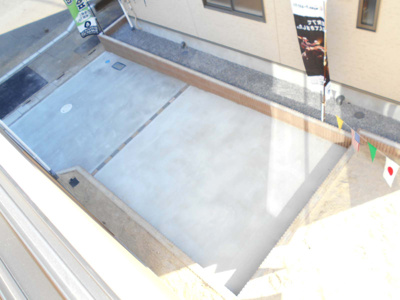 【駐車場】 | 新築　加須市　花崎2丁目　全4棟　2号棟　 | 駐車場の用意があります。・花崎駅徒歩10分・駐車場2台・南向き庭付き・4ＳLDKとｲﾝﾅｰバルコニー・花崎北小・加須東中・新型コロナの影響につき、お電話下さい。