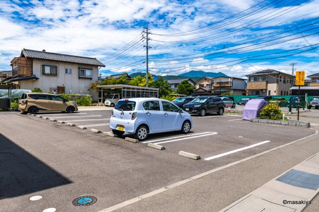 アドバンスの駐車場