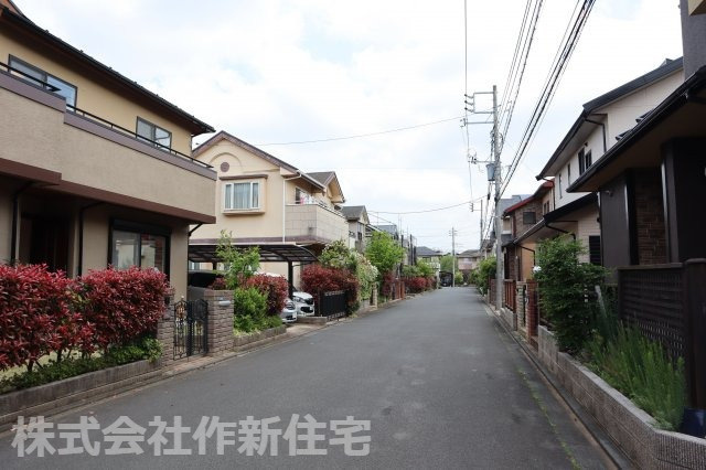花見川区み春野３丁目　中古戸建の前面道路含む現地写真|東南側6ｍ公道面　間口は１４．４ｍ