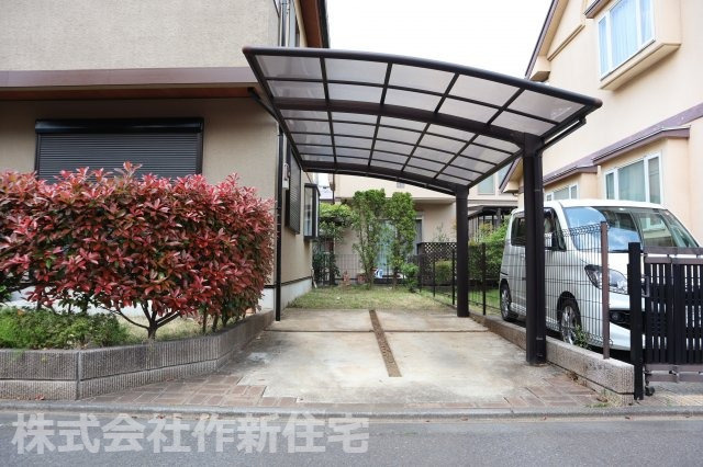 花見川区み春野３丁目　中古戸建の駐車場|カーポート屋根付　２台分あり