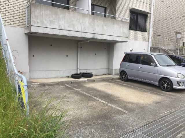 ユニハイツ明石の駐車場
