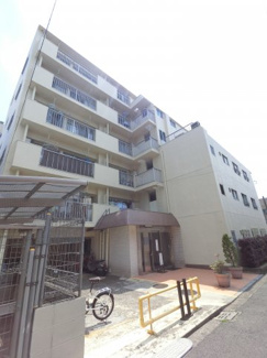 【外観】 | 東急東横線「日吉」駅徒歩13分・グリーンライン「日吉本町」駅徒歩8分の好立地。
徒歩2分以内に日吉駅行きのバス停もあり生活環境◎
マンションの隣にはセブンイレブンもあり急な買い物にも安心です。