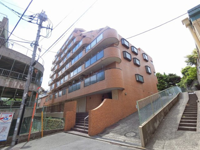 【外観】 | 光建ハイムブリリアンス野毛山公園 | 京急本線「日ノ出町」駅徒歩4分、JR京浜東北線・根岸線「桜木町」駅徒歩12分。
通勤時間の短縮でご家族と過ごす時間を増やす事が出来ます。