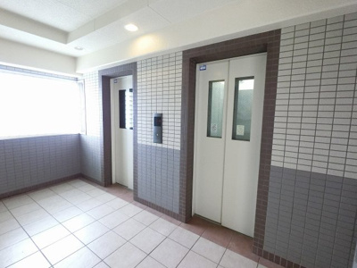 【その他共用部分】 | アルス金沢文庫シエスタ―ジュ | お買い物時やベビーカーの出し入れに便利なエレベーター付。
混雑時にも便利なエレベーター2基付です。