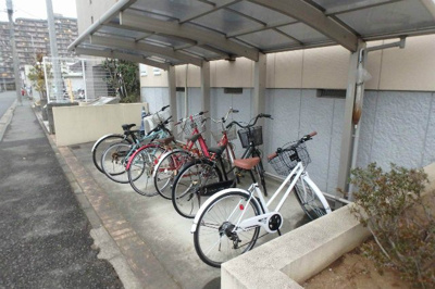 【その他共用部分】 | ウィル大倉山【SHM】 | 屋根付きの駐輪場で雨が降っても大切な自転車が濡れなくてすみますね♪荷物が重いときに自転車があれば助かりますね！