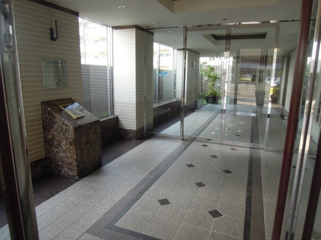 サーパス米松のエントランス