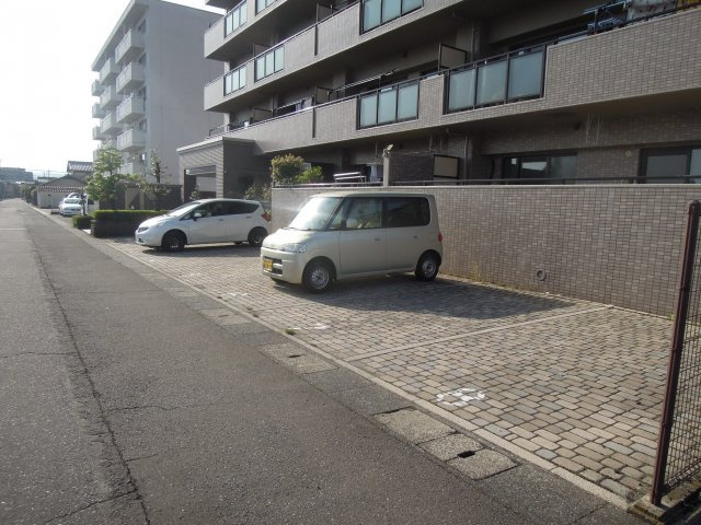 サーパス米松の駐車場