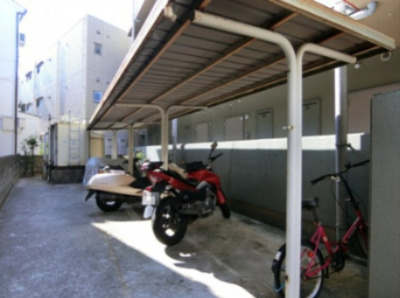 【その他共用部分】 | SHRIKE2（シュライク２） | 月額1,000円で利用可能な屋根付きバイク置き場です。