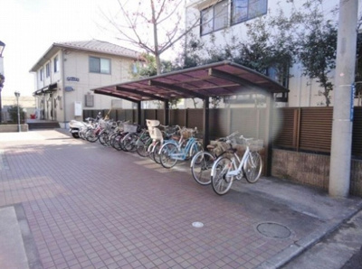 【その他共用部分】 | アゼリアB棟 | 屋根付きの駐輪場で雨が降っても大切な自転車やバイクが濡れなくてすみますね♪自転車やバイクがあれば通勤・通学、お買い物にも便利です☆