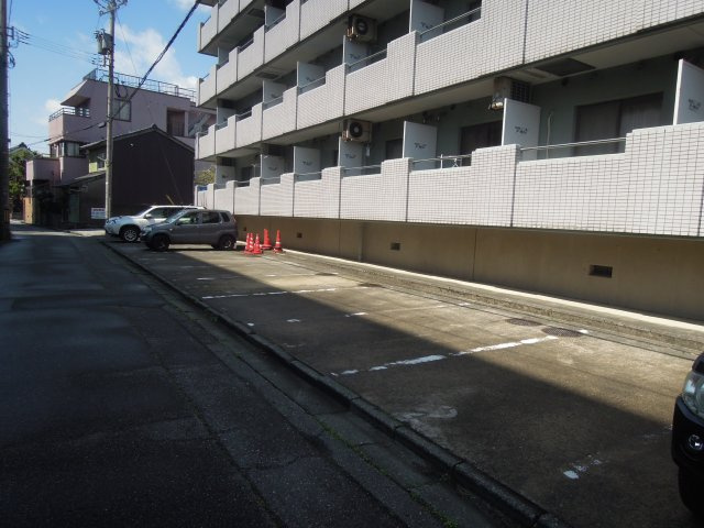 信開ウエラコート足羽の駐車場