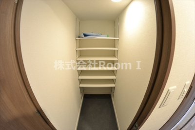 【玄関】 | プレサンス四天王寺 | 収納があります