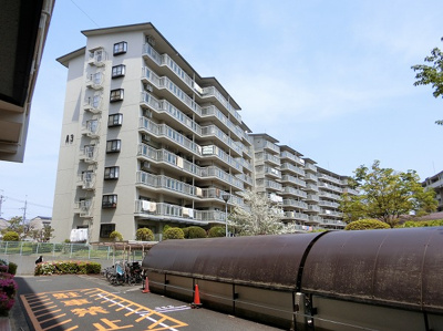 【外観】 | 公社山田西団地Ａ2棟 | 【現地写真】鉄骨鉄筋コンクリート造の
284戸の大型マンション♪