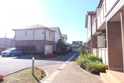 【駐車場】 | 【シャーメゾン】アルカンシエルC館 | 歩道と車道が分離されています。