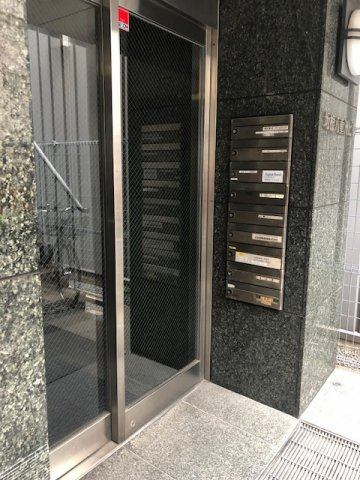 坂根八重洲ビルのエントランス