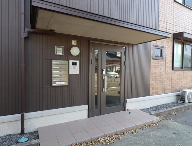 上益城郡益城町大字惣領のアパートのエントランス