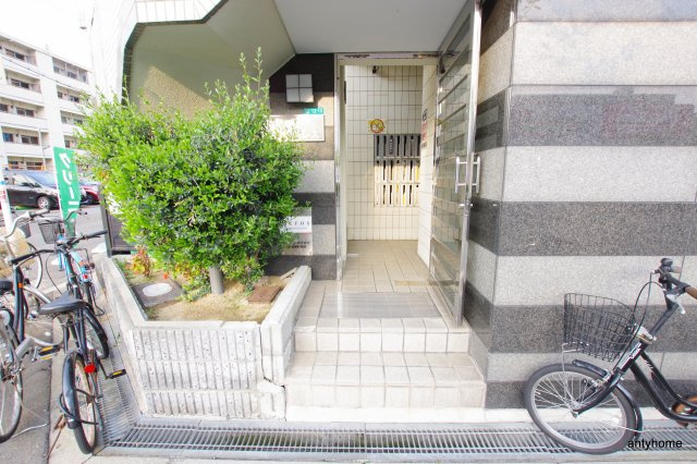 新大阪OMパレス　仲介手数料無料のエントランス