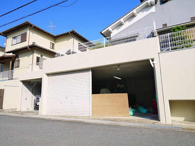 朝倉台西6丁目一戸建（飯田邸）の駐車場|掘り込みガレージで車2台分収納可能です。※ご入居時お荷物は撤去いたします。