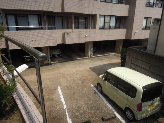 ロアール西別院の駐車場