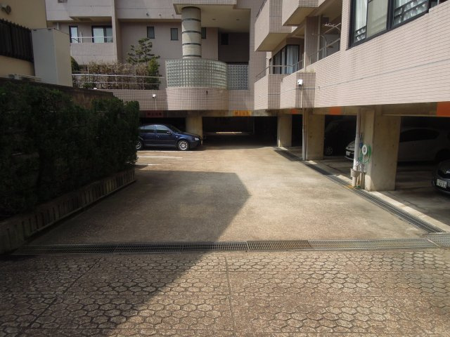 ロアール西別院の駐車場