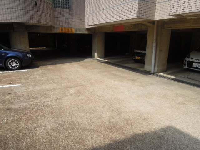 ロアール西別院の駐車場
