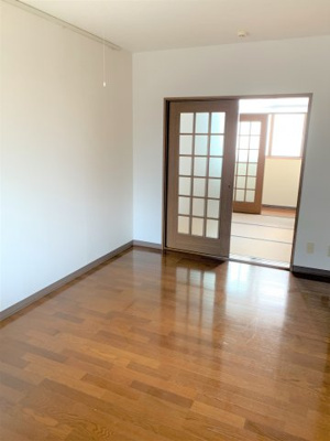 【居間・リビング】 | コーポマイティ | 奥の和室は洋室にリフォームされています
