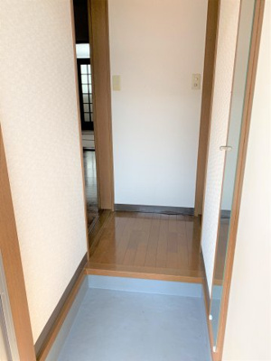 【玄関】 | コーポマイティ | 収納もある玄関です