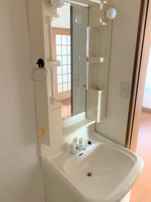 【独立洗面台】 | コーポマイティ | 独立洗面台、小物を置くことができて便利です