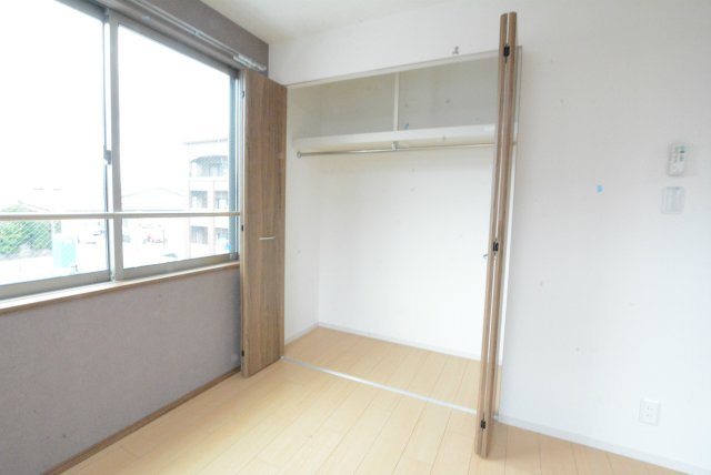 エクセラン朝妻の収納|奥行きのあるクローゼット